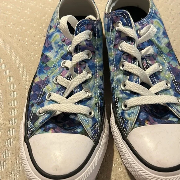 Converse women’s tennis shoes - Picture 2 of 5